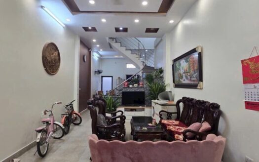 Bán nhà 50m 4 tầng dân xây ngõ 561 Bát Khối cực gần hồ