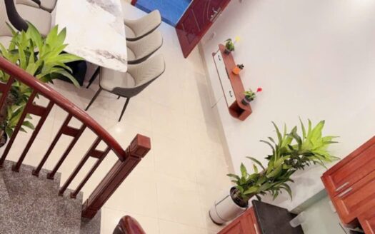 Bán nhà 5tầng Thạch Bàn ngay gần trường, chợ.