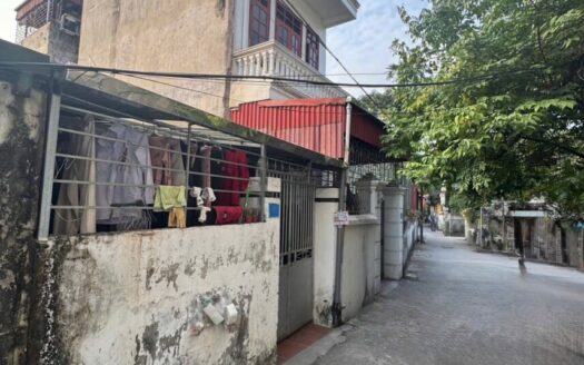 Bán 62m đất đang có nhà cấp 4 cho thuê dòng tiền 4 triệu một tháng. Ngõ trước nhà 2,5m , khoảng 20m ra mặt ngõ 68 Nguyễn Văn Linh.