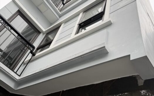 Bán nhà 5 tầng Thạch Bàn Long Biên, DT 50.8 m nhà có sân cổng riêng, full nội thất. Giá nhỉnh 6 tỷ.