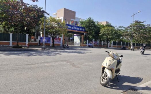 BÁN ĐẤT TẶNG NHÀ CẤP 4 CÓ 2 PHÒNG ĐANG CHO THUÊ – VŨ ĐÌNH TỤNG, THẠCH BÀN, LONG BIÊN, DT 60M, MT 5M, NHÀ LÔ GÓC . GIÁ 11.5 TỶ, NGÕ THÔNG Ô TÔ, CẠNH TRƯỜNG CẤP 3, Ở TUYỆT VỜI, XUNG QUANH NHIỀU DỰ ÁN.