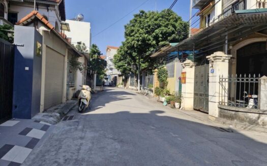 BÁN ĐẤT TẶNG NHÀ CẤP 4 CÓ 2 PHÒNG ĐANG CHO THUÊ – VŨ ĐÌNH TỤNG, THẠCH BÀN, LONG BIÊN, DT 60M, MT 5M, NHÀ LÔ GÓC . GIÁ 11.5 TỶ, NGÕ THÔNG Ô TÔ, CẠNH TRƯỜNG CẤP 3, Ở TUYỆT VỜI, XUNG QUANH NHIỀU DỰ ÁN.